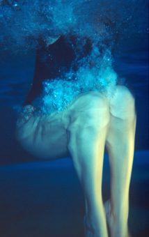 Aquatraining, Aquatherapie, bei Margot Zeitvogel-Schönthier, Massagewirkung Absprung zur Hocke beim Hochziehen der Oberschenkel